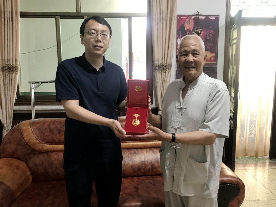 范樂(lè)偉看望老黨員并頒發(fā)“光榮在黨50年”紀(jì)念章