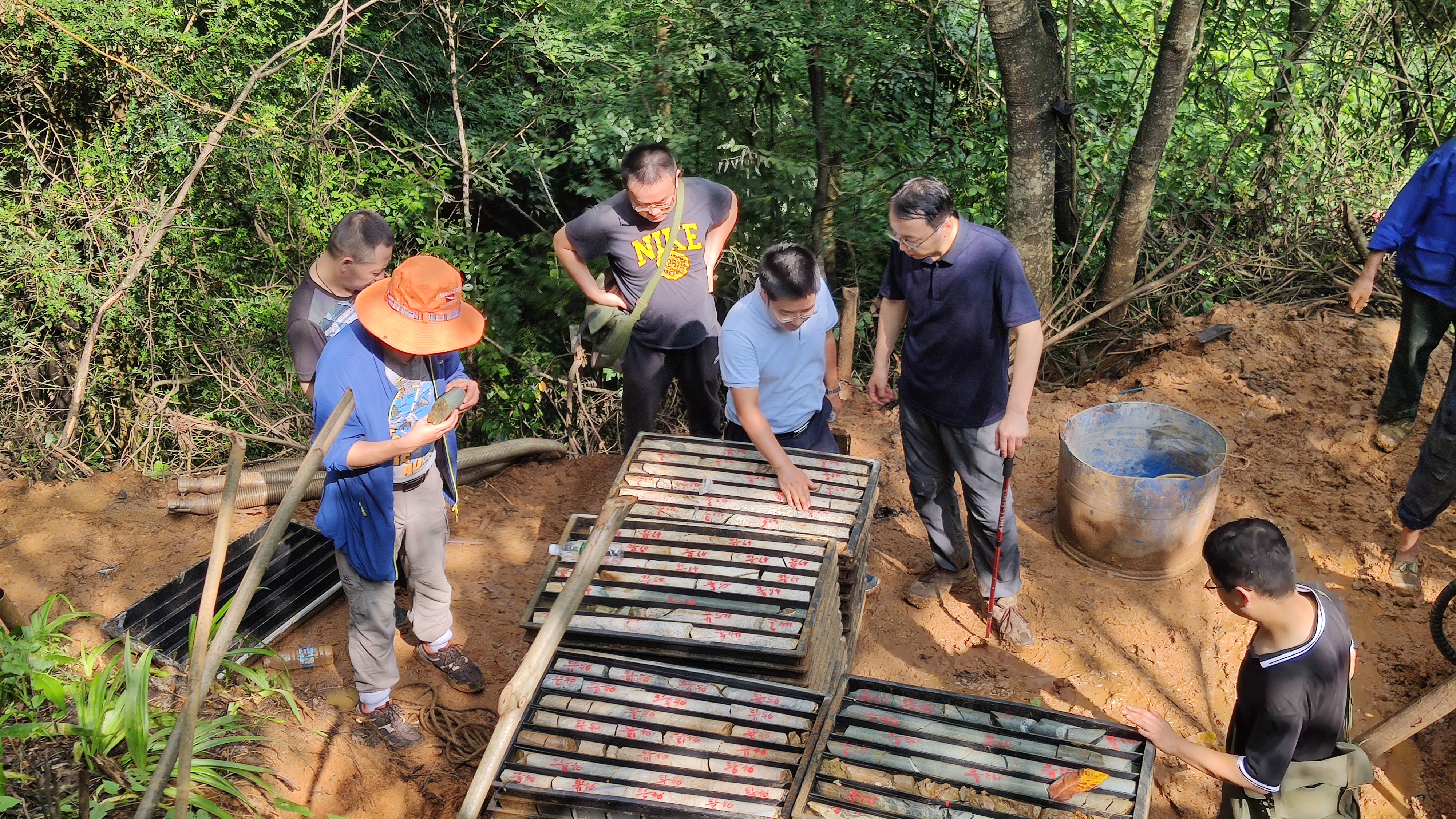 范樂(lè)偉深入南鄭縣野外一線進(jìn)行檢查慰問(wèn)