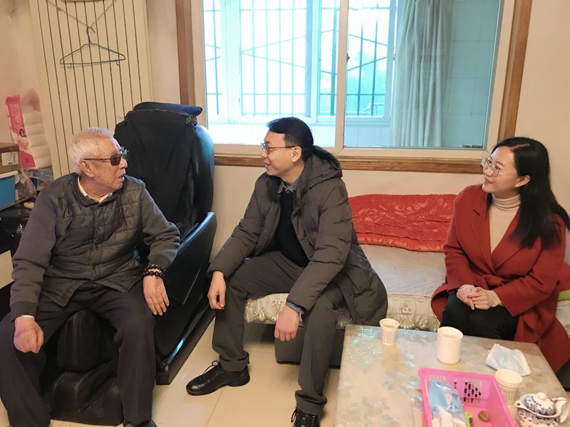 20220128/61f3db280a420.jpg 2 范樂偉 劉玉梅 慰問 康振英_副本.jpg