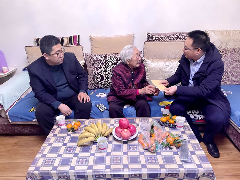 20220128/61f3db4c17850.jpg 5 楊春輝 馬中豪 慰問王香山_副本.jpg