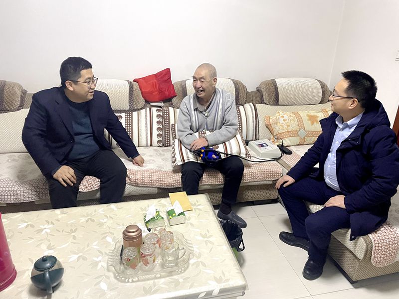 20220128/61f3db565a52b.jpg 6 楊春輝 馬中豪 慰問劉芳章_副本.jpg