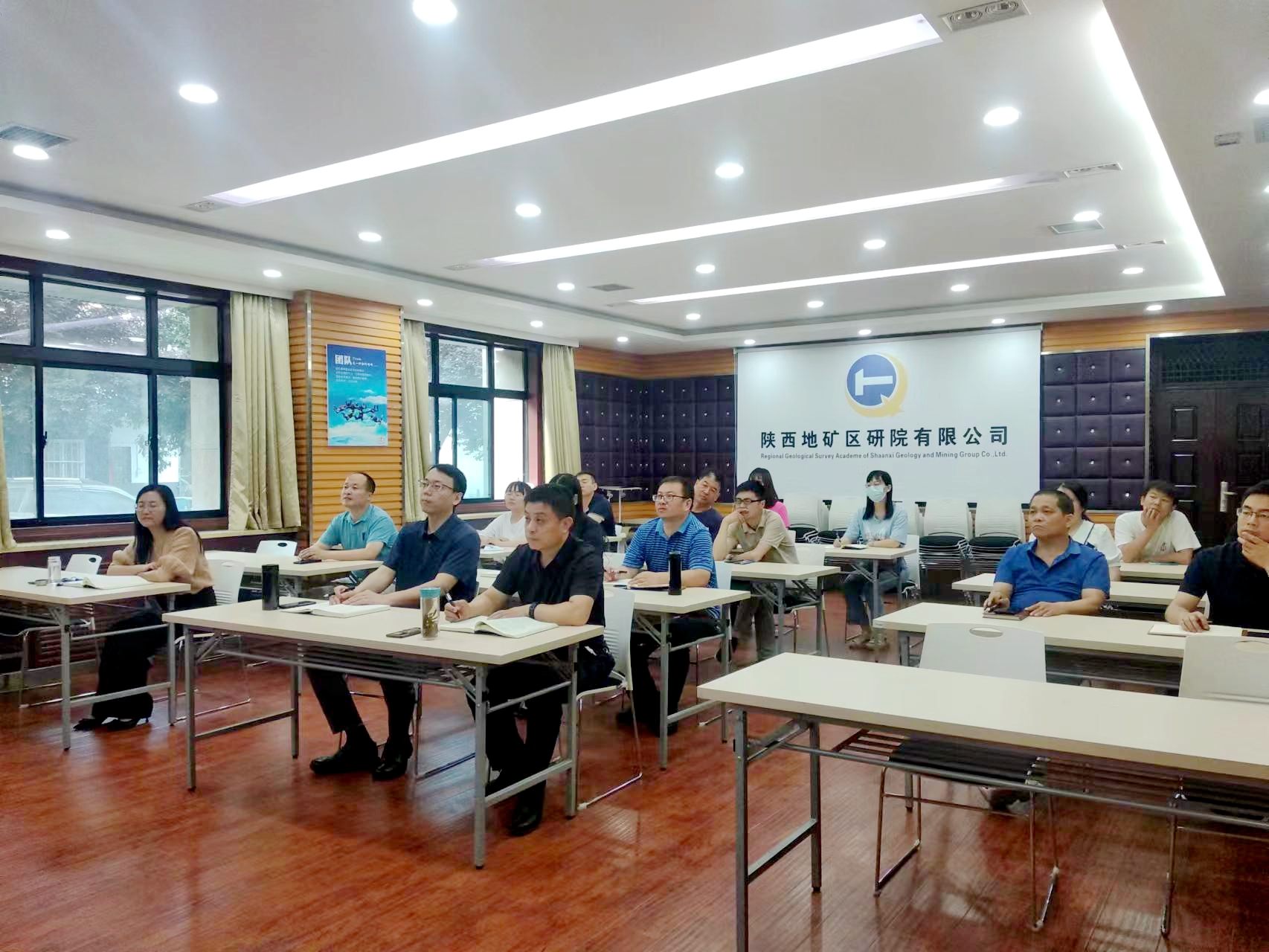 陜西地礦區(qū)研院組織觀看《背離初心的國(guó)企蛀蟲(chóng)》警示教育片